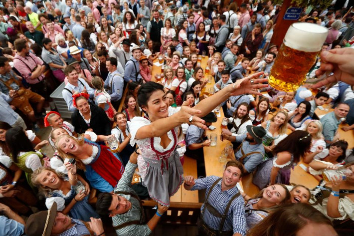 Theo The Sun, lễ hội bia lớn nhất thế giới Oktoberfest 2018 đã bắt đầu khai mạc tại Theresienwiese, thành phố Munich, Đức, hôm 22/9 và sẽ kéo dài đến ngày 7/10. (Nguồn ảnh: The Sun)