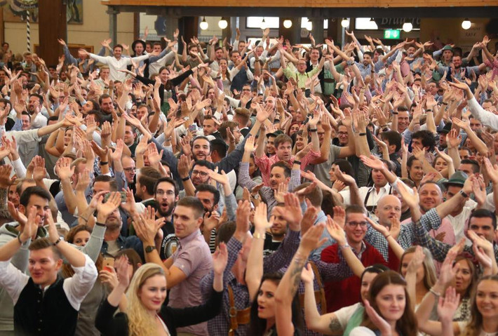 Các du khách "cháy hết mình" trong buổi khai mạc lễ hội bia lớn nhất thế giới Oktoberfest ở Đức hôm 22/9.