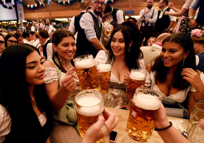 Lễ hội Oktoberfest thu hút đông đảo khách nữ.