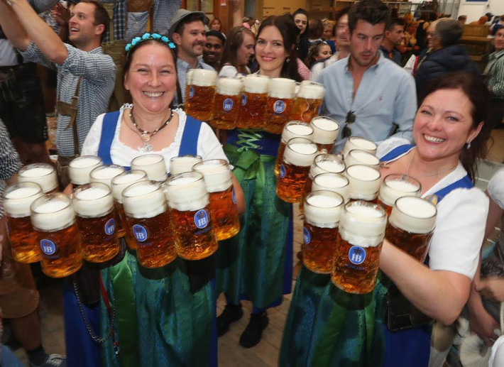 Được biết, lễ hội Oktoberfest có nguồn gốc từ năm 1810 tại xứ Bavaria, miền Nam nước Đức. Ngày nay, ngoài bia, lễ hội còn có rất nhiều hoạt động văn hóa, ca nhạc và diễu hành đặc sắc.