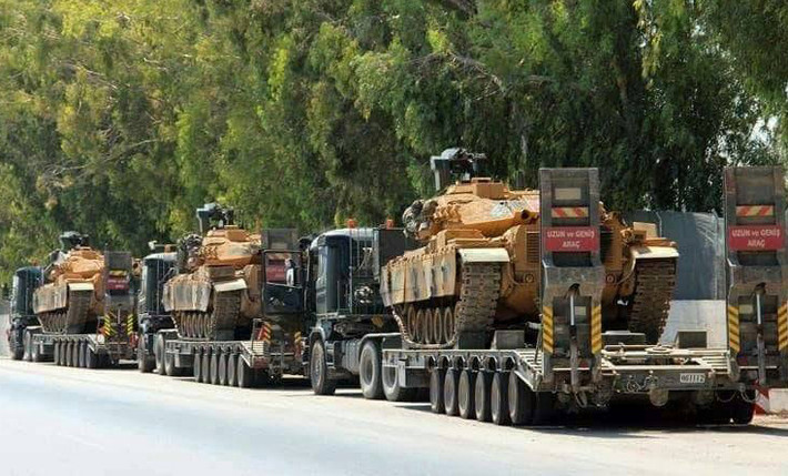 Trong diễn biến khác trên chiến trường Syria, Thổ Nhĩ Kỳ tiếp tục điều động thêm một đoàn xe quân sự, trong đó có 5 xe tăng, từ tỉnh Hatay của nước này tới tỉnh Idlib (Syria) giữa lúc Quân chính phủ Damascus chuẩn bị mở chiến dịch quân sự quy mô lớn tại Idlib. Ảnh: AMN.