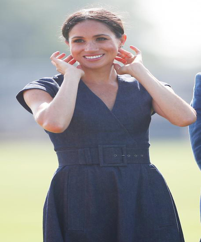 Công nương Meghan Markle rạng rỡ khi dự lễ trao giải sau một trận đấu polo từ thiện ở Windsor ngày 26/7/2018.