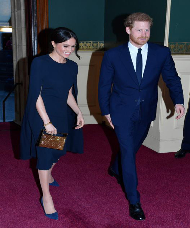 Meghan Markle chọn bộ trang phục này khi tới tham dự buổi hòa nhạc đặc biệt mừng sinh nhật lần thứ 92 của Nữ hoàng Elizabeth II ở thủ đô London ngày 21/4/2018.