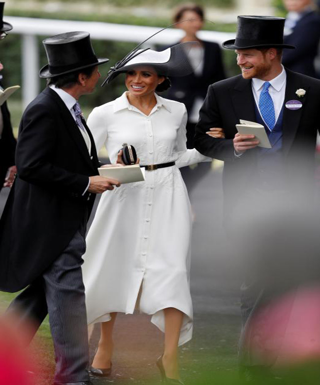 Công nương Meghan đi cùng Hoàng tử Harry tại trường đua Ascot ngày 19/6/2018.