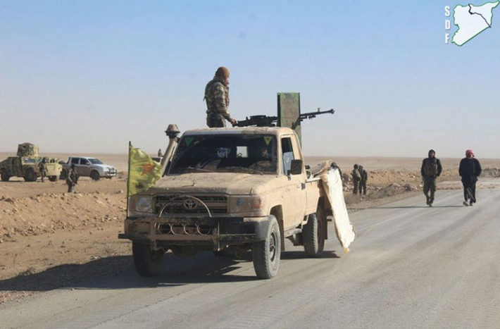 Còn tại Deir Ezzor, Lực lượng Dân chủ Syria (SDF) do Mỹ hậu thuẫn đã giành thắng lợi lớn trước phiến quân IS ở khu vực nằm giữa hai thị trấn Baghouz và Albu Kamal. Ảnh: AMN.