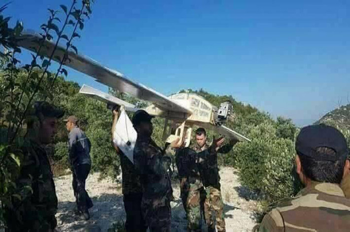 Trong diễn biến khác trên chiến trường Syria, theo Al Masdar News ngày 19/9, các nhóm phiến quân đã sử dụng máy bay không người (UAV) có vũ trang để tấn công căn cứ của Quân đội Syria ở Bắc Latakia. Ảnh: AMN.