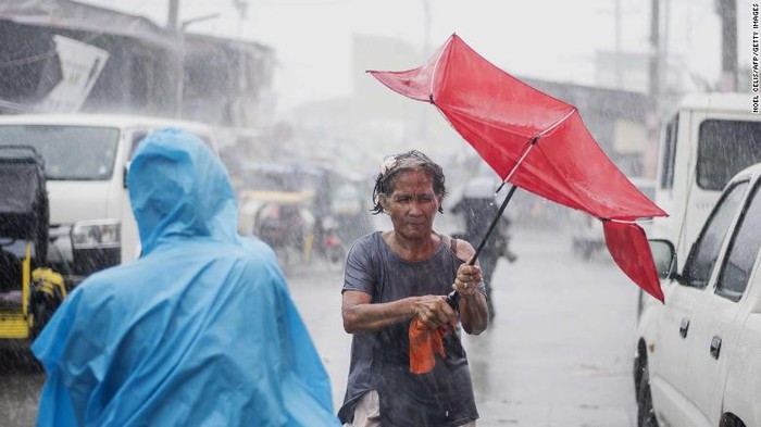 "Theo ước tính của chúng tôi, mức thiệt hại sẽ rất lớn", Bộ trưởng Phúc lợi Xã hội Virginia Orogo bước đầu thông tin. Bà cho biết những cơ sở lánh nạn khẩn cấp đã tiếp nhận thêm hàng nghìn người dân trong ngày hôm nay, tránh nguy cơ lũ quét và lỡ đất bất chợt sau bão. Ảnh: AP.