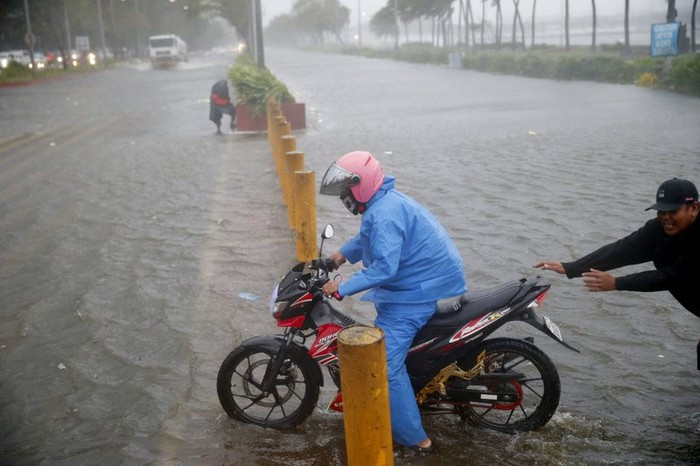 Sau khi đổ bộ vào phía bắc đảo Luzon, Philippines, rạng sáng 15/9, siêu bão Mangkhut đã rời đất liền và tiến đến miền Nam Trung Quốc, theo South China Morning Post. Khu vực cơn bão quét qua tại Philippines có hơn 10 triệu dân đang sinh sống. Nhiều hộ gia đình đã mất nhà cửa sau mùa bão năm 2017 đang sống trong các căn nhà gỗ tạm bợ. Ảnh: AP.