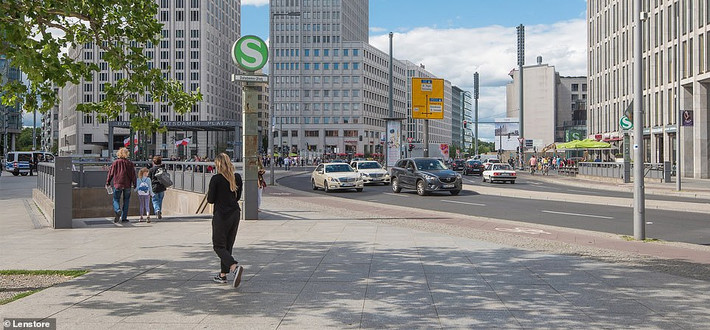 Ngày nay, quảng trường Postdamer là một trong những khu vực nhộn nhịp nhất thủ đô Berlin. Nơi đây tập trung nhiều doanh nghiệp lớn và khách sạn 5 sao Ritz-Carlton.