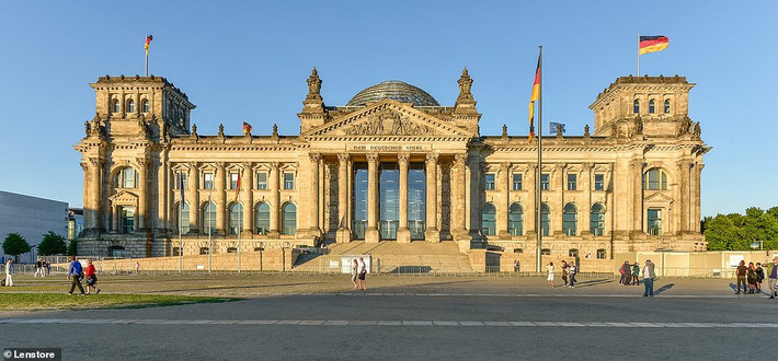 Reichstag ngày nay là một tòa nhà lịch sử ở Berlin sau khi được thiết kế lại và tu sửa.