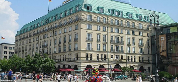 Khách sạn Adlon mới được xây dựng vào giữa những năm 1990 và chính thức được mở cửa vào năm 1997. Hiện nay, nó là một trong những địa điểm phổ biến với du khách vì nằm gần Cổng Brandenburg.