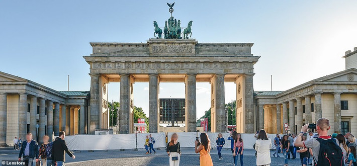 Ngày nay, Cổng Brandenburg là một trong những địa điểm du lịch phổ biến ở Berlin và là trung tâm của các hoạt động chào đón năm mới trong thành phố này.