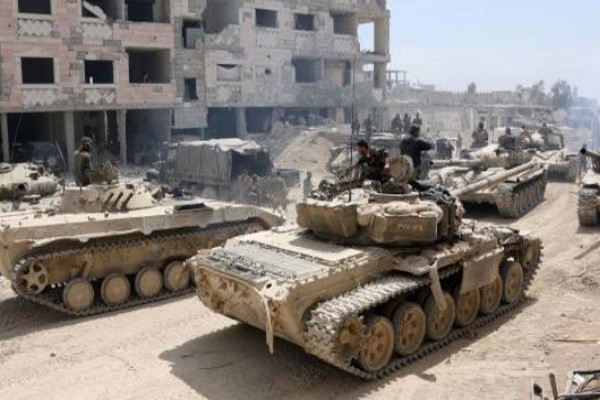 Cùng lúc, các binh sĩ Syria đã tấn công nhóm khủng bố Turkistan khi chúng đang gài bom trong những ngôi nhà và trang trại bỏ hoang gần thị trấn al-Hawiz ở vùng Sahl al-Qab, Tây Hama, buộc chúng phải rút lui sau khi hứng chịu tổn thất nặng nề. Ảnh: FNA.