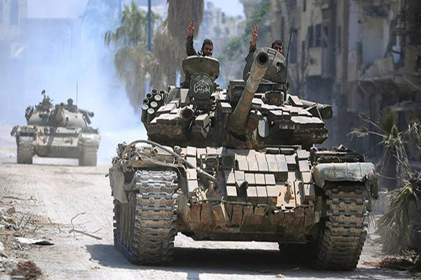 Trước đó, các đơn vị pháo binh và tên lửa Syria đã khai hỏa phá hủy căn cứ của phiến quân HTS gần Qala al-Maziq ở Bắc Hama. Ảnh: FNA.