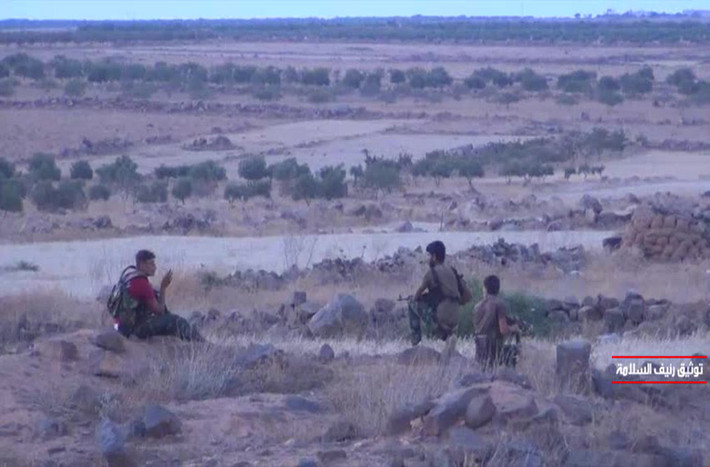 “Quân đội Syria đã tấn công thành trì của phiến quân IS tại khu Toloul al-Safa nằm sâu trong khu Đông Badiyeh ở Sweida từ nhiều hướng và giành quyền kiểm soát thêm nhiều khu vực chiến lược”, nguồn tin chiến trường cho hay. Ảnh: AMN.