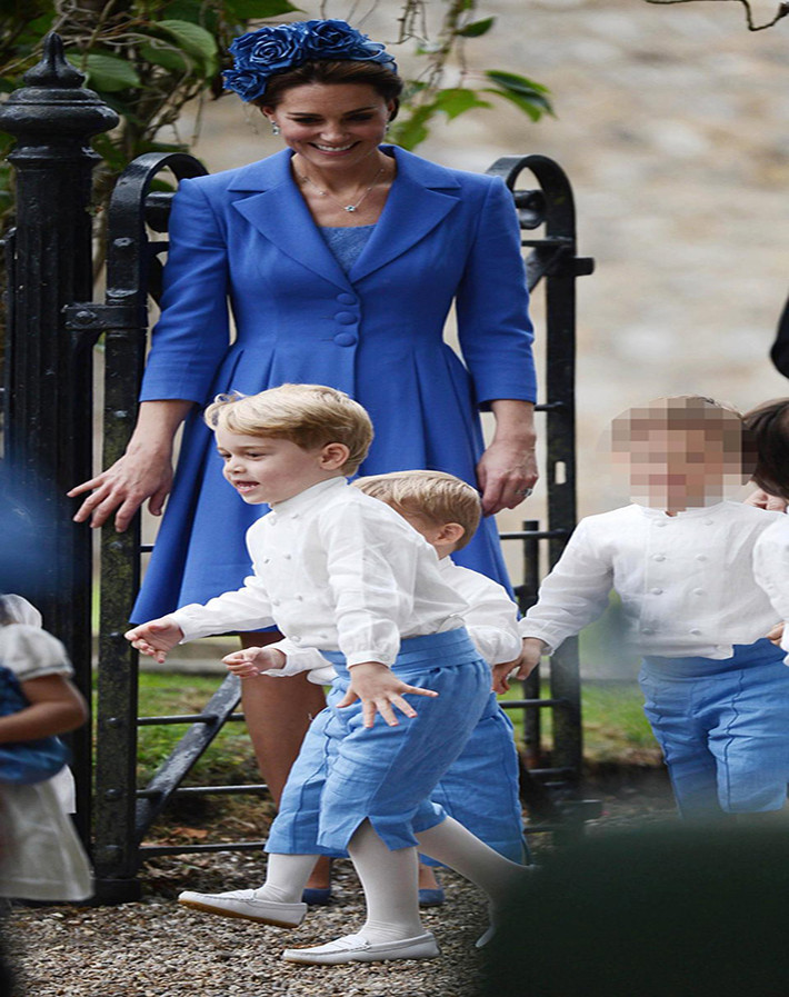 Công nương Kate Middleton cười tươi khi nhìn con trai.