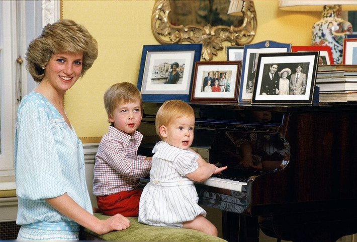 Công nương Diana bên hai con trai lúc còn nhỏ tại Cung điện Kensington.