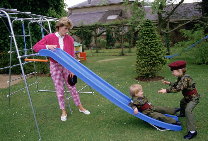 Công nương Diana đưa hai con là Hoàng tử William và Harry đi chơi.