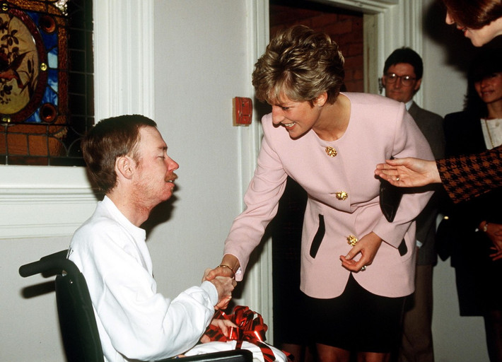 Công nương Diana thăm hỏi bệnh nhân trong bệnh viện Casey House ở Toronton, Canada, năm 1991.