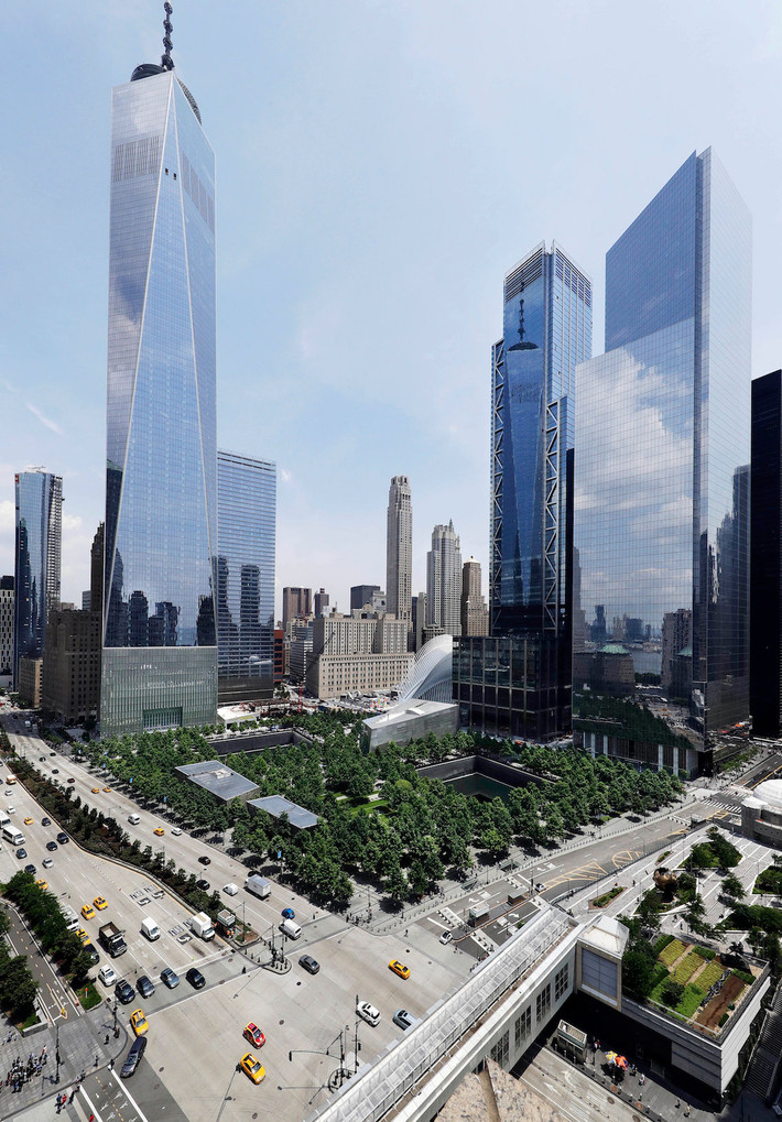 Tòa WTC số 3 được hoàn thành vào năm 2018. Bức ảnh chụp ngày 8/6/2018 cho thấy tòa tháp WTC số 3, Trung tâm Thương mại Một Thế giới, tòa WTC số 4, Đài tưởng niệm 11/9 và Công viên Tự do.