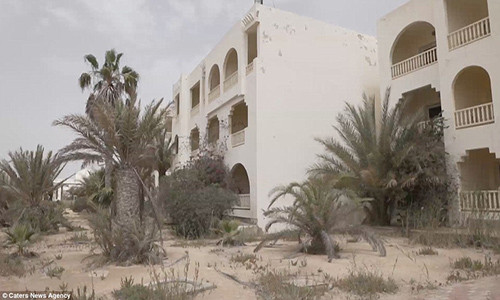 Kể từ đó, nhiều khu nghỉ dưỡng nổi tiếng ở Tunisia cũng bị bỏ hoang vì không có du khách nào lui tới.