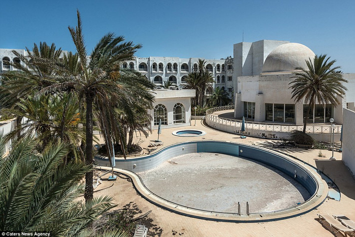 Được biết, ngành du lịch của Tunisia đã bị ảnh hưởng đáng kể sau hàng loạt vụ tấn công khủng bố khiến hàng chục người thiệt mạng năm 2015, trong đó vụ tấn công tồi tệ nhất xảy ra vào tháng 6/2015 trên bãi biển gần Sousse khiến 38 du khách nước ngoài thiệt mạng, bao gồm 30 người Anh.