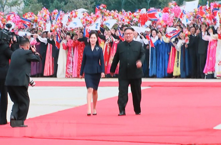 Nhà lãnh đạo Triều Tiên Kim Jong-un và phu nhân Ri Sol-ju đã ra tận sân bay quốc tế Sunan để đón tiếp Tổng thống Hàn Quốc Moon Jae-in và phu nhân Kim Jung-sook. Ảnh: Yonhap/TTXVN.
