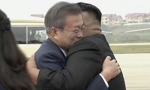Nhà lãnh đạo Triều Tiên Kim Jong-un ôm chặt Tổng thống Hàn Quốc Moon Jae-in tại sân bay Sunan. Ảnh: AP.