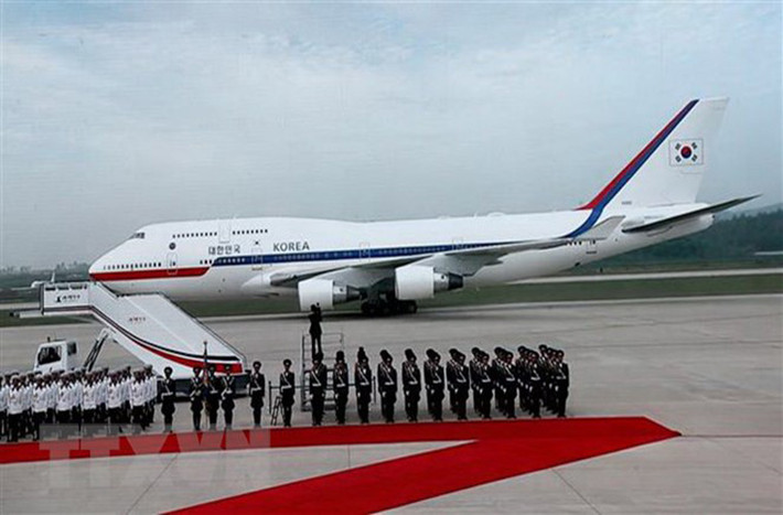 Theo Yonhap, Tổng thống Hàn Quốc Moon Jae-in đã rời sân bay quân sự Seoul tại tỉnh Gyeonggi vào khoảng 8h40 ngày 18/9 (giờ địa phương) để bay tới Triều Tiên tham dự hội nghị thượng đỉnh liên Triều lần thứ 3 trong năm nay. Chiếc chuyên cơ chở ông Moon đã hạ cánh tại sân bay quốc tế Sunan ở thủ đô Bình Nhưỡng sau đó khoảng 1 giờ đồng hồ. Ảnh: Yonhap/TTXVN.