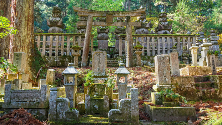 Okunoin là nghĩa trang lớn nhất Nhật Bản.
