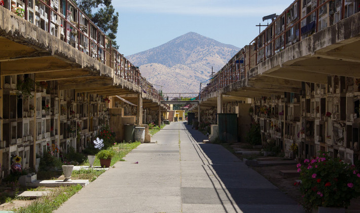 Ước tính, nghĩa trang Genera ở Santiago, Chile, là nơi yên nghỉ của hơn 2 triệu người. Khu nghĩa trang này bao gồm nhiều ngôi mộ nhỏ cho tới các lăng mộ có kiến trúc ấn tượng.