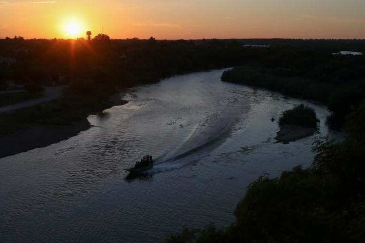 Lực lượng an ninh Mỹ tuần tra trên sông Rio Grande ở Roma, Texas, hôm 25/9 để ngăn tình trạng vượt biên trái phép.