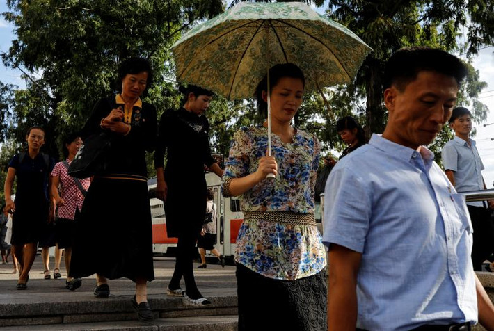 Các hành khách bước xuống một nhà ga tàu điện ngầm ở Bình Nhưỡng. Mời độc giả xem thêm video: Hệ thống tàu điện ngầm thân thiện với hành khách ở Pháp (Nguồn: VTC14)
