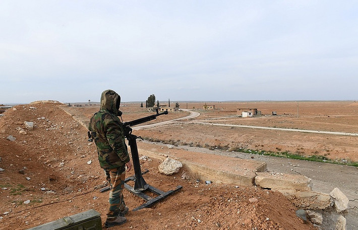 “Các đơn vị pháo binh và tên lửa Syria đã tấn công dữ dội căn cứ của nhóm khủng bố HTS ở khu vực xung quanh Jisr al-Shoghour, Tây Idlib, qua đó tiêu diệt nhiều tay súng và phá hủy các trang thiết bị quân sự, vũ khí của bọn chúng”, FNA đưa tin. Ảnh: SF.