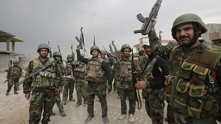 Trong diễn biến khác trên chiến trường Syria, Quân đội chính phủ đã mở cuộc đột kích bất ngờ nhằm vào nhóm khủng bố IS ở vùng Palmyra, tỉnh Homs, và phát hiện lượng lớn vũ khí của bọn chúng, trong đó có cả vũ khí do Mỹ sản xuất. Ảnh: Pars Today.