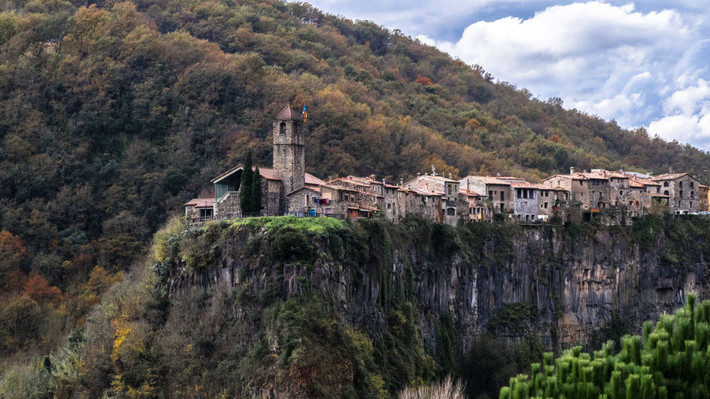 Castellfollit de la Roca là một đô thị ở vùng Catalonia nằm trên một cao nguyên đá hẹp ở độ cao 50 mét.