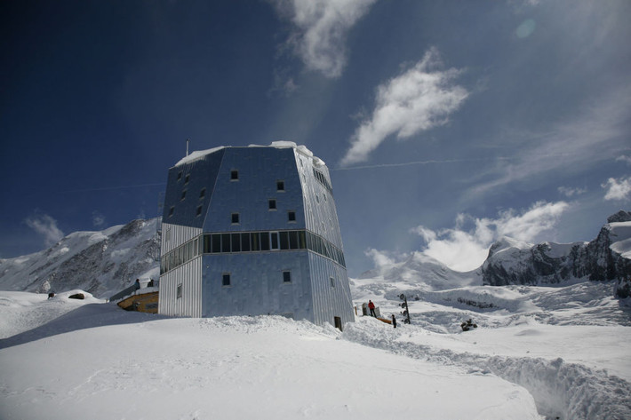 Monte Rosa là một “túp lều” công nghệ cao được đặc biệt xây dựng cho các du khách bị mắc kẹt do thời tiết xấu trên dãy núi Alps của Thụy Sĩ.