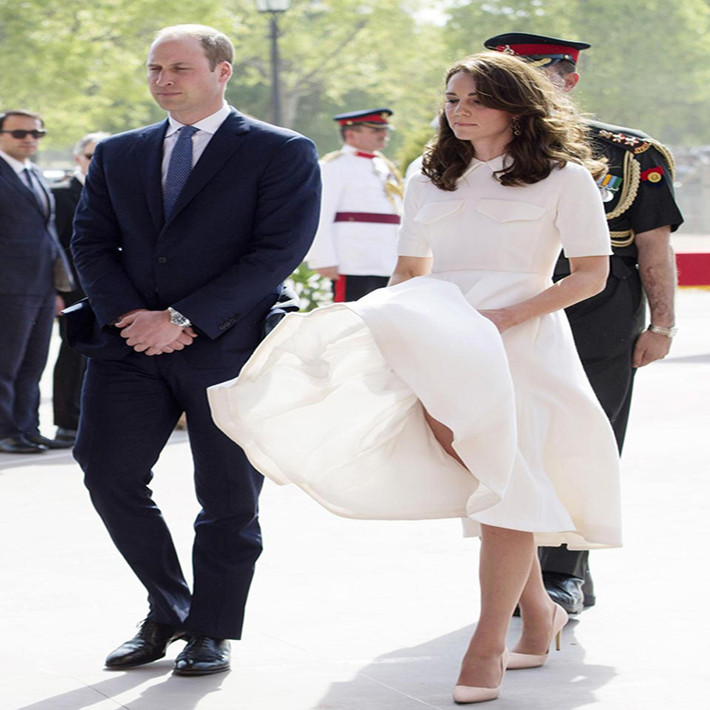 Khoảnh khắc khiến Công nương Anh Kate Middleton cảm thấy bối rối khi chiếc váy của cô bị gió tốc trong lúc đặt vòng hoa tưởng niệm những người lính Ấn Độ từng tham gia cuộc Chiến tranh Thế giới thứ nhất ở thủ đô New Delhi, Ấn Độ, năm 2016.