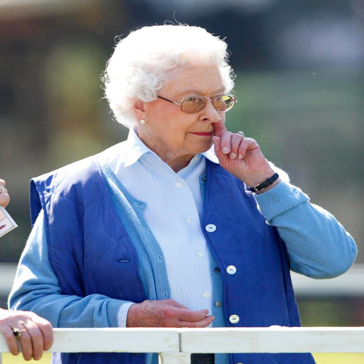 Nữ hoàng Anh Elizabeth II bị bắt gặp dường như đang ngoáy mũi khi theo dõi một sự kiện năm 2014.