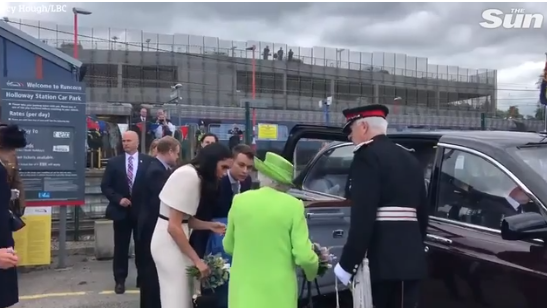 Nữ Công tước xứ Sussex Meghan Markle bối rối khi không hiểu rõ quy tắc Hoàng gia về nghi thức lên xe khi đi cùng Nữ hoàng Anh.
