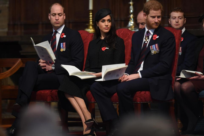 Hoàng tử William dường như ngủ gật trong buổi lễ ngày Anzac tại Tu viện Westminster vào tháng 4/2018, vài ngày sau khi Hoàng tử nhí Louis chào đời.