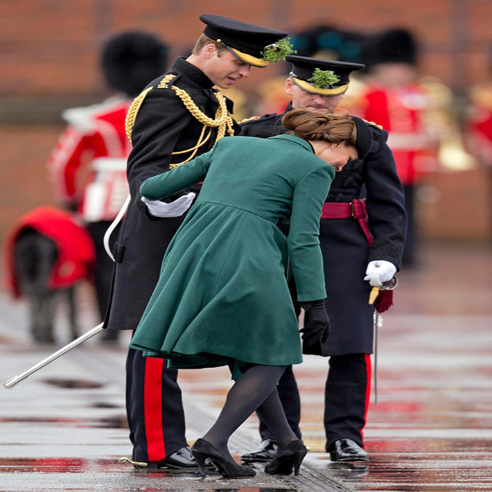 Gót giày của Công nương Kate Middleton bị kẹt khi cô tham dự lễ diễu hành ngày Thánh Patrick năm 2013.