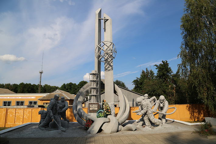 Một đài tưởng niệm được xây dựng ở Chernobyl để tri ân hàng trăm nghìn lính cứu hỏa, binh sĩ, kỹ sư và thợ mỏ - những người đã nỗ lực làm việc để ứng phó khi thảm họa xảy ra. Mời độc giả xem thêm video: Kỷ niệm 28 năm thảm họa Chernobyl năm 2014 (Nguồn: VTC14)