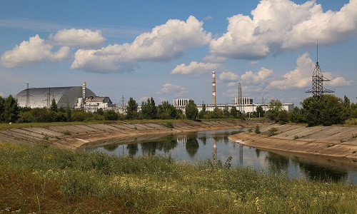 Thảm họa hạt nhân Chernobyl xảy ra vào ngày 26/4/1986 khi lò phản ứng số 4 của nhà máy điện hạt nhân Chernobyl phát nổ, khiến hàng trăm nghìn cư dân thuộc khu CEZ, bao gồm các thị trấn và ngôi làng nằm trong vùng bán kính 30 km xung quanh lò phản ứng số 4, đã phải sơ tán đến nơi an toàn. (Nguồn ảnh: Al Jazeera)