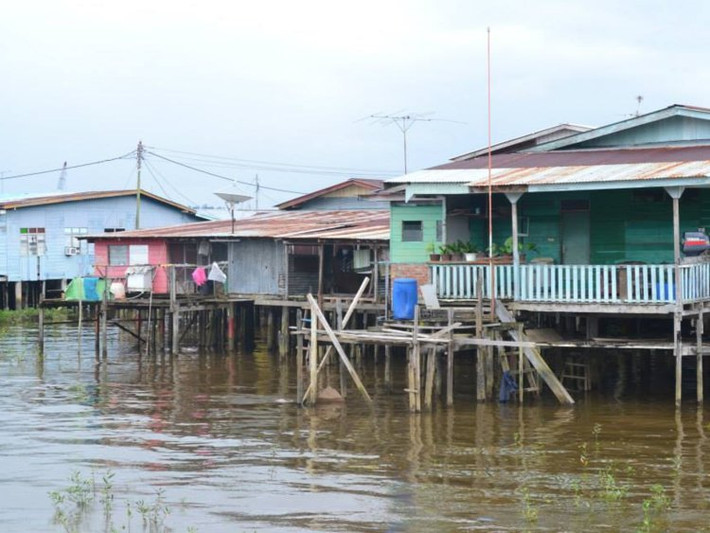 Các ngôi nhà trong làng san sát nhau và được kết nối bằng những cây cầu gỗ.