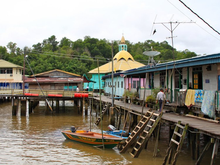 Ngày nay, ngôi làng được trang bị đầy đủ điện, internet và thậm chí cả truyền hình vệ tinh,...