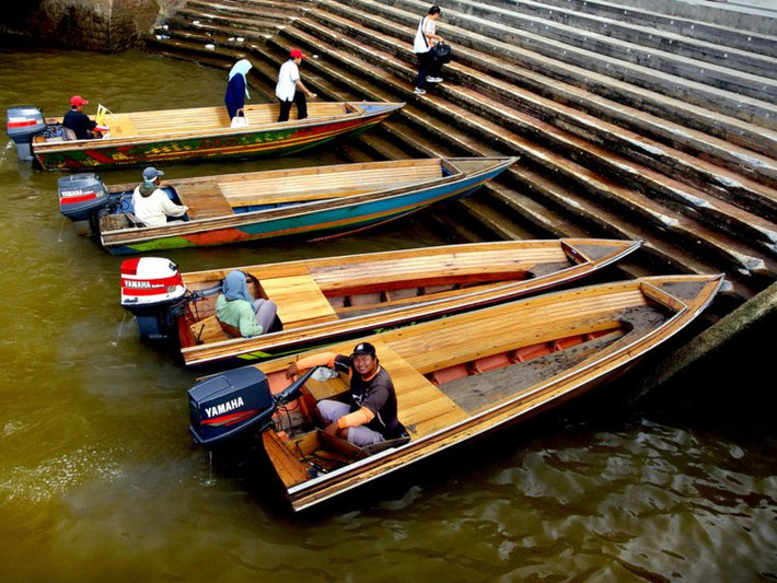 Nhiều người dân trong làng kiếm sống bằng nghề chở hành khách qua sông đến thành phố.