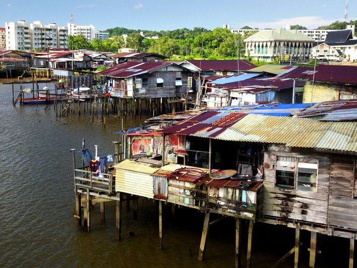Ngôi làng Kampung Ayer có lịch sử hàng trăm năm. Vào những năm 1500, ngôi làng này trải dài sang các nước láng giềng Indonesia và Philippines.