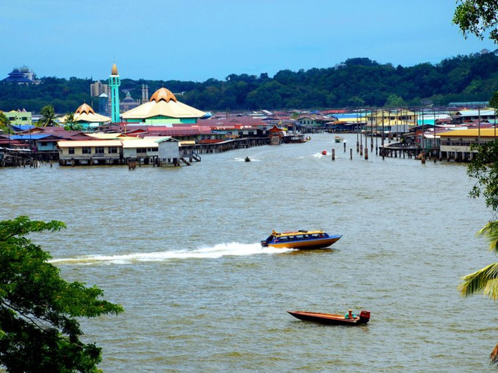 Theo Busniess Insider, ngôi làng nổi kỳ lạ Kampung Ayer ở ngoại ô Bandar Seri Begawan là nơi sinh sống của 13.000 cư dân, một nửa số dân của thủ đô Brunei. (Nguồn ảnh: Business Insider)