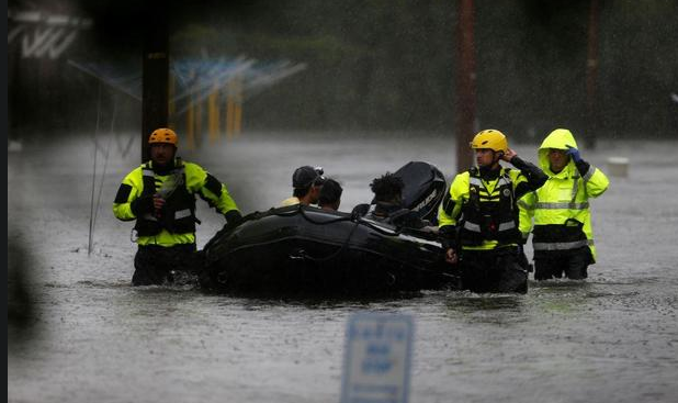Lực lượng cứu hộ sơ tán người dân đến nơi an toàn ở New Bern ngày 14/9. Ảnh: Getty.